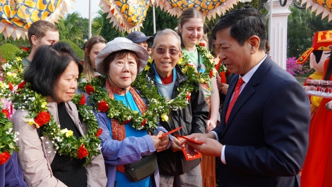 Đón chào đoàn khách du lịch đầu tiên của năm 2025 đến Quảng Bình