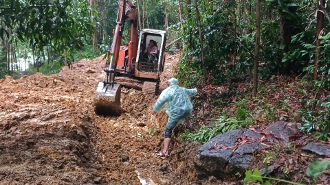 Quảng Nam: Xuất hiện vết nứt trên đỉnh đồi, gấp rút sơ tán khu dân cư