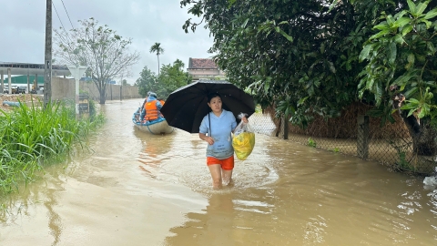 Mưa lớn, nhiều nơi ở Quảng Ngãi bị ngập sâu, chia cắt