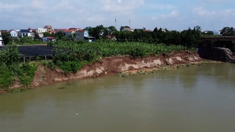 Khẩn cấp xây kè ngăn sạt lở bờ sông Đà ở chân cầu nối Hà Nội