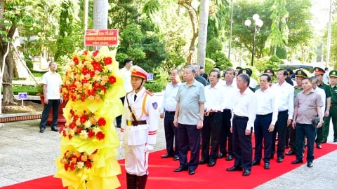 Chủ tịch nước Tô Lâm dâng hương tưởng nhớ Chủ tịch Hồ Chí Minh tại Trà Vinh