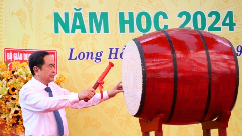 Chủ tịch Quốc hội dự khai giảng năm học mới tại Vĩnh Long