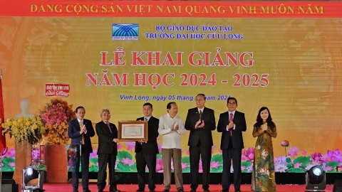 Trường Đại học Cửu Long nhận Bằng khen của Thủ tướng Chính phủ