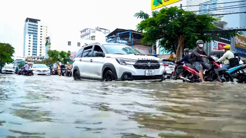 Triều cường vượt báo động 3, nhiều tuyến đường ở Cần Thơ ngập sâu trong nước