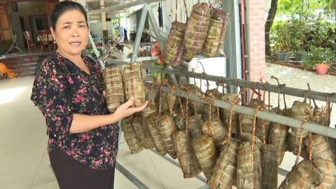 Làng chuyên làm bánh tét Trà Cuôn tất bật chạy đơn hàng