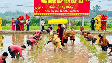 Nhập vía Vua Hùng dạy dân cấy lúa