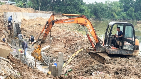 Vừa rà phá bom mìn, vừa xây kè chống sạt lở