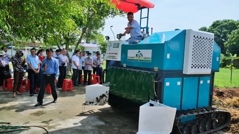 IRRI giới thiệu máy trộn tự hành xử lý 138-300m3 rơm rạ trong 1 giờ