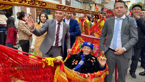 Hàng ngàn người rước 'cụ thượng' lên miếu làm lễ mừng thọ