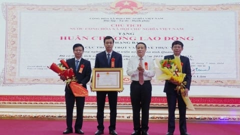 Chi cục Trồng trọt và BVTV Quảng Trị nhận Huân chương Lao động hạng Ba