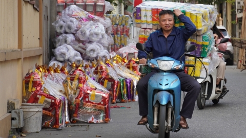 Về 'đại công xưởng' vàng mã đất Bắc dịp Tết ông Công ông Táo