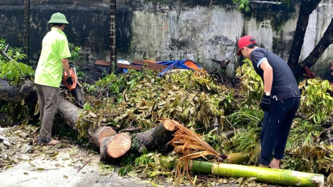 Hàng chục người tham gia 'xung kích tình nguyện' hỗ trợ vùng bão lũ