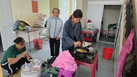 Những bữa cơm chung trong ngày lũ dữ