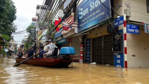 Nước sông Hồng rút chậm, phường Phúc Tân vẫn ngập gần cả mét