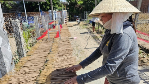 Làng quê ngày cận Tết: Làng nhang trầm 'chạy hết công suất'