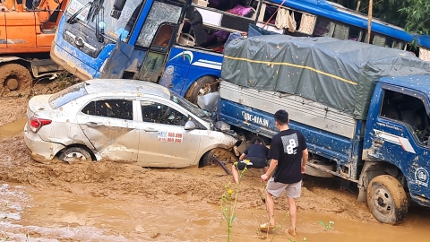 Vụ sạt lở Quốc lộ 2: Vẫn đang tìm một số người bị chôn vùi