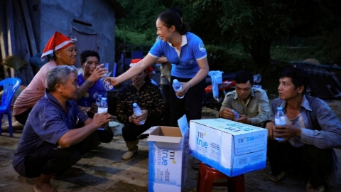 Hàng trăm ngàn sản phẩm sữa tươi, nước tinh khiết TH đến với người dân vùng ngập lũ