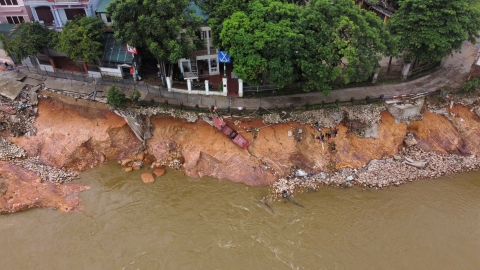 Phú Thọ: Sạt lở nghiêm trọng dưới chân cầu Hạc Trì