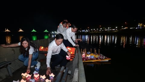 Thả hoa đăng trên sông Thạch Hãn nhân dịp Quảng Trị Marathon 2024