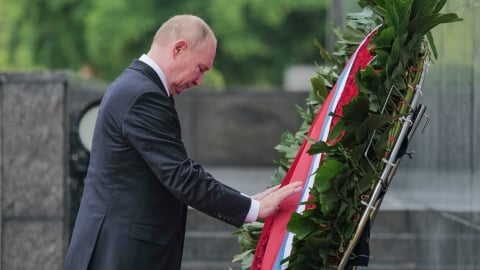 Tổng thống Putin đặt vòng hoa viếng Bác Hồ và các anh hùng liệt sỹ