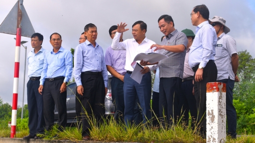 Thứ trưởng Nguyễn Hoàng Hiệp: 'Không phải cứ sạt lở là xây kè'