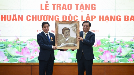 Thứ trưởng Lê Quốc Doanh nhận Huân chương Độc lập hạng Ba