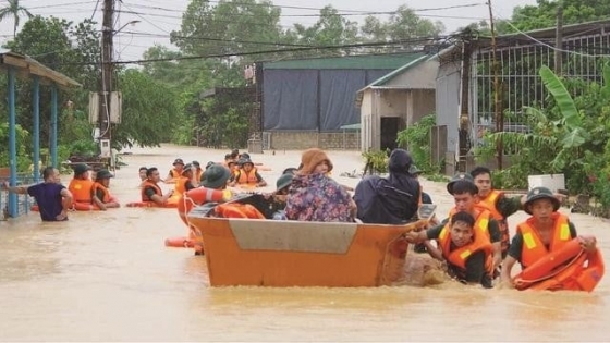 Nước lũ dâng cao trong đêm, người dân dọn đồ chạy lụt