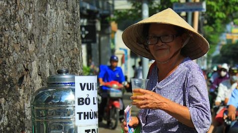 'Mát lòng' những bình nước miễn phí trong đợt nóng nhất năm