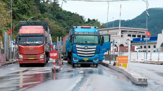 Điều tiết xe chở hàng hóa chờ xuất khẩu qua cửa khẩu Hữu Nghị