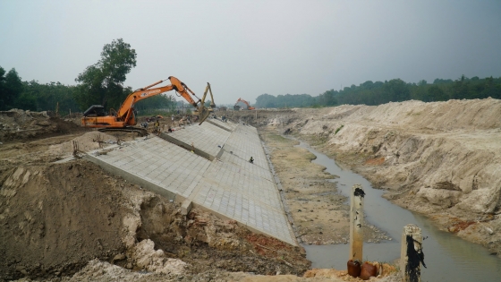 'Vượt nắng, thắng mưa' trên công trường Dự án nạo vét, gia cố suối Cái