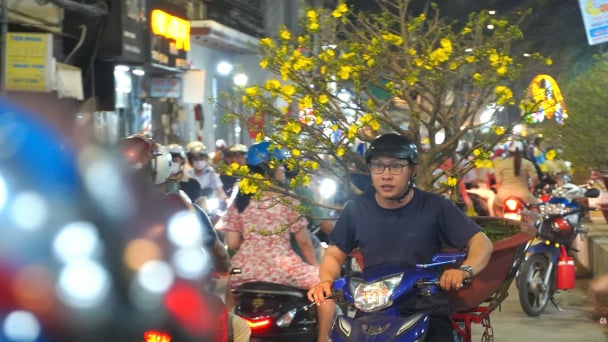 Tiểu thương xả hàng hoa Tết đêm giao thừa