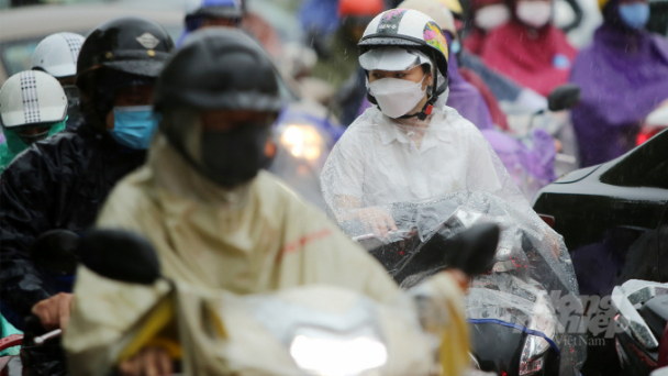 Người dân Hà Nội co ro đi làm trong mưa lạnh