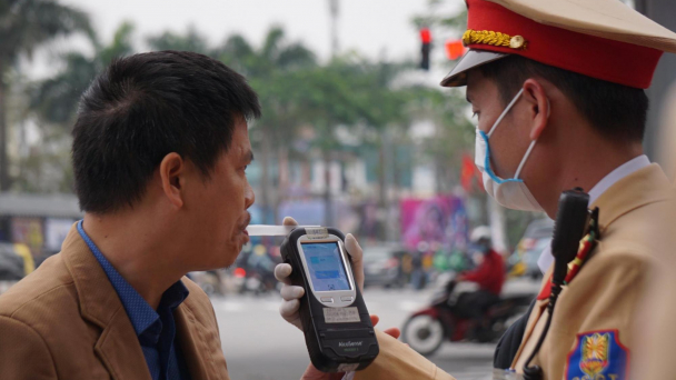 CSGT làm gì để tránh lây nCoV khi thổi nồng độ cồn?