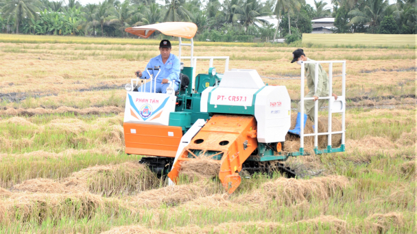 Hào hứng xem máy biến rơm rạ thành... tiền