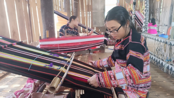 100 phụ nữ dân tộc Bana hồi sinh dệt thổ cẩm