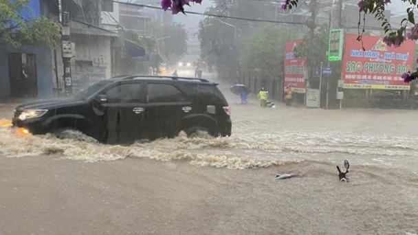 Mưa lớn, một số tuyến đường ở thành phố Lào Cai ngập như sông