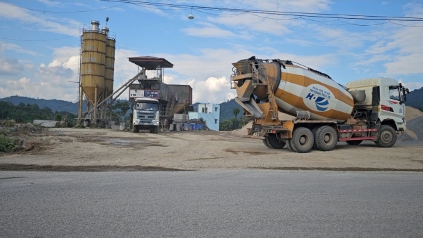 Ai làm ngơ cho doanh nghiệp sản xuất bê tông trái phép trên đất nông nghiệp?