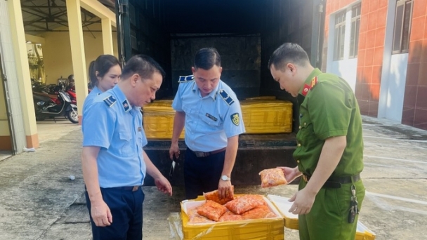 Lào Cai truy quét thực phẩm bẩn nhập lậu