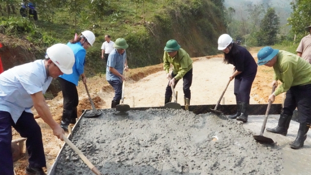 Mở đường giao thông nông thôn để phát triển kinh tế xã hội