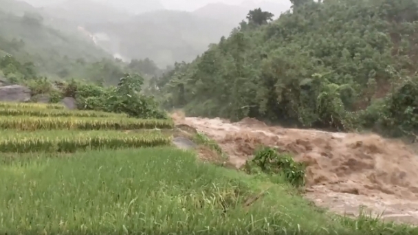 Đi làm ruộng, hai anh em bị lũ cuốn trôi