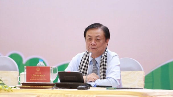 Minister Le Minh Hoan commits to answer all farmers' questions