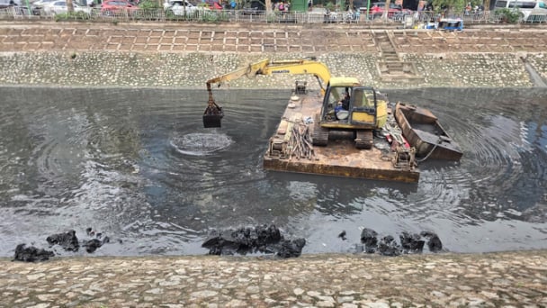 Hanoi revives ‘dead’ rivers: Slow water replenishment could leave To Lich River dry