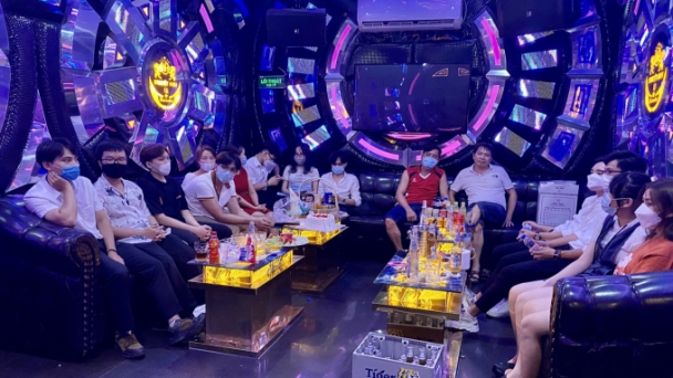 15 thanh niên hát karaoke chui bất chấp dịch bệnh