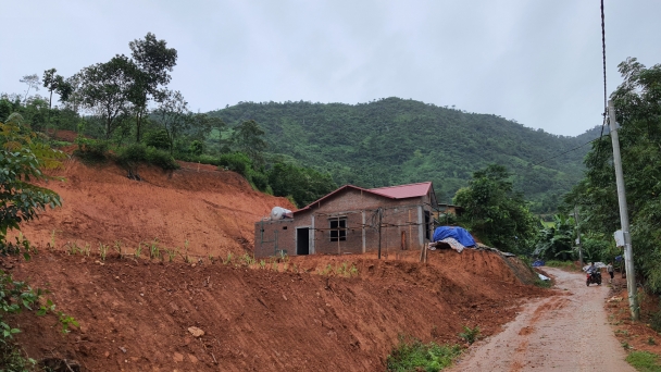 Hơn trăm hộ dân trong vùng nguy hiểm phải di dời