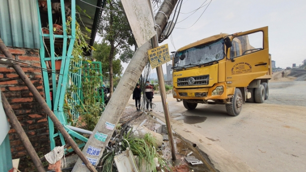 Xe công trình lao nhà dân: Lo lắng vì chưa được di dời nơi ở