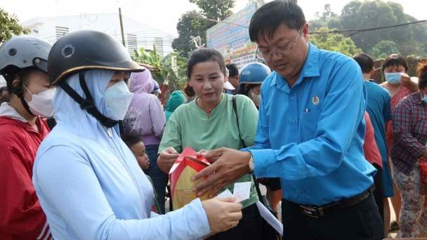 Gần nửa triệu lao động ở Bình Dương đón Tết xa nhà