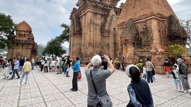 Nhộn nhịp khách du xuân tại Tháp Bà Ponagar