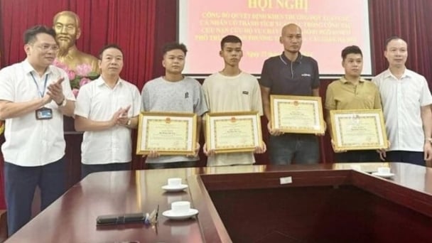 Nam Định tặng bằng khen hai công dân cứu người vụ hoả hoạn phố Trung Hòa