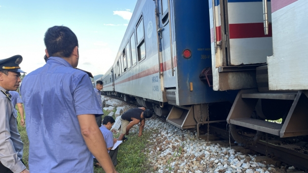 Lập hội đồng tìm nguyên nhân tàu trật đường ray ở Huế