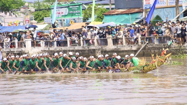 Hàng ngàn người xem đua ghe Ngo trên sông Long Bình